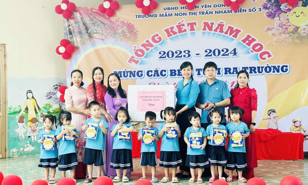Đồng chí Nguyễn Thị Thu Hương (thứ ba, từ phải sang) và lãnh đạo LĐLĐ huyện Yên Dũng trao quà cho Trường Mầm non thị trấn Nham Biền số 3.