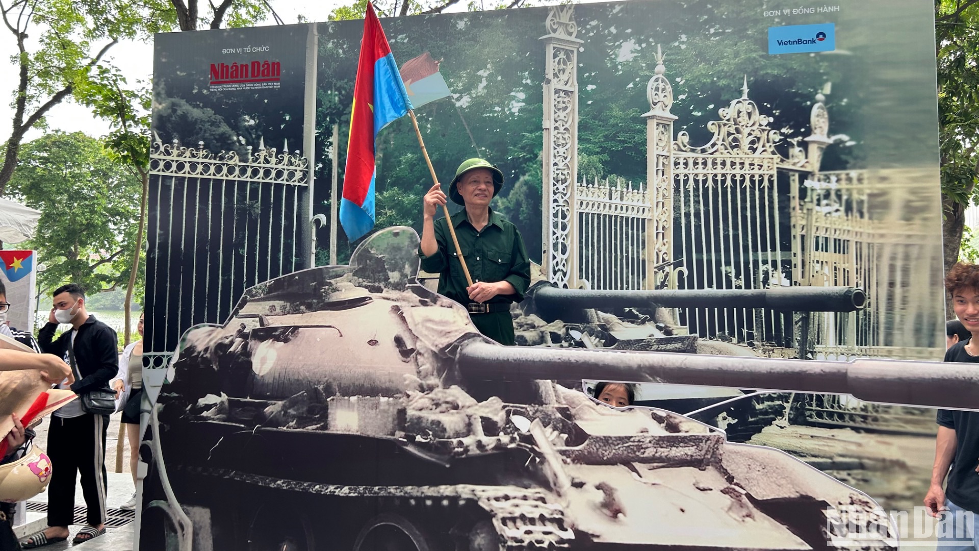 Ông Dương Văn Sáng, cựu chiến binh, bồi hồi sống lại những khoảnh khắc lịch sử, tại Triển lãm tương tác của Báo Nhân Dân. (Ảnh: HẢI YẾN)