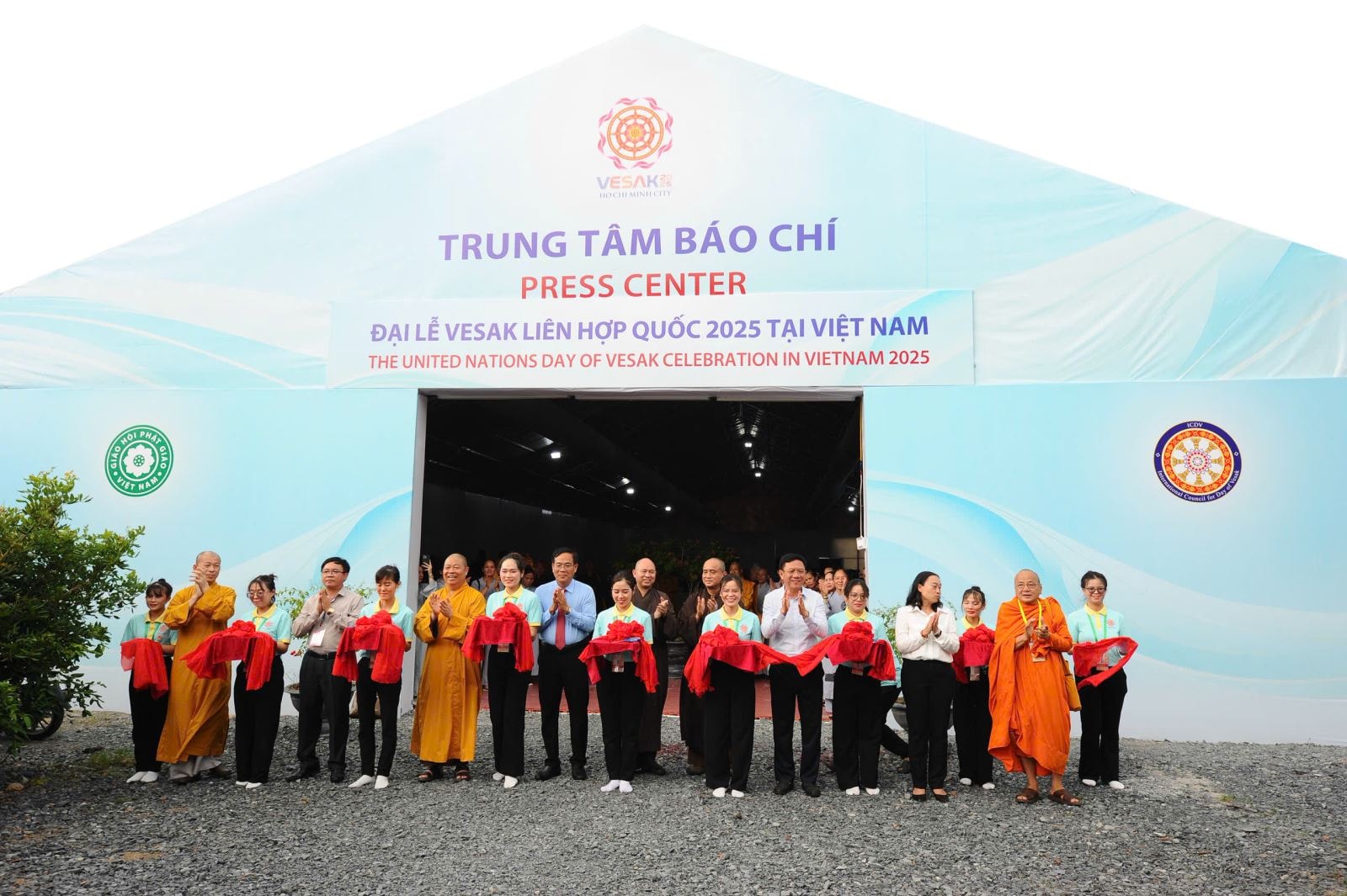 Đại diện Ban tổ chức Đại lễ Vesak Liên hợp quốc 2025 cắt băng khánh thành Trung tâm Báo chí Đại lễ Vesak chiều 2/5. Ảnh: An Hiếu