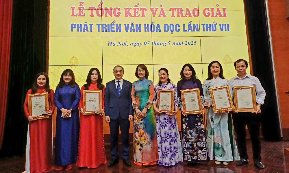 Ông Vũ Trí Tĩnh (ngoài cùng bên phải) được trao Giải thưởng Phát triển văn hóa đọc năm 2024.