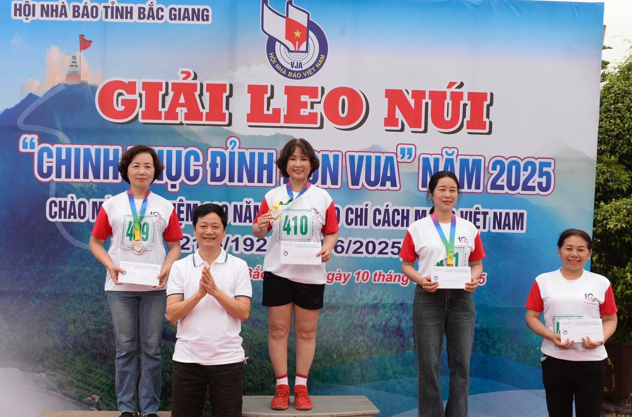 Đồng chí Trần Văn Đức, Phó Tổng biên tập Báo Bắc Giang tặng huy chương cho các hội viên đoạt giải