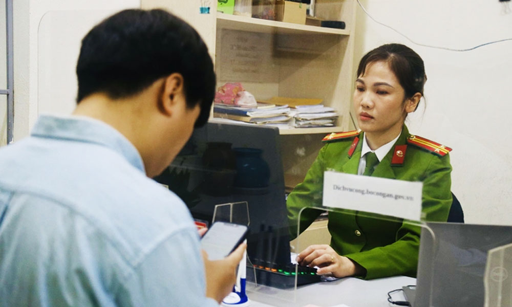 Người dân làm thủ tục hành chính tại cơ quan công an