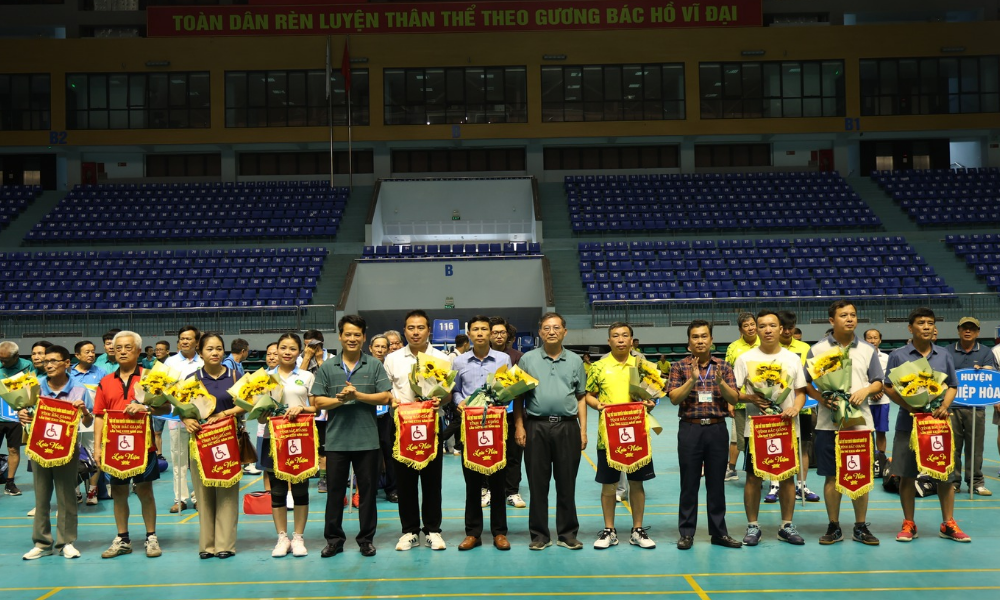 Các đại biểu trao cờ lưu niệm cho các đoàn tham gia giải.