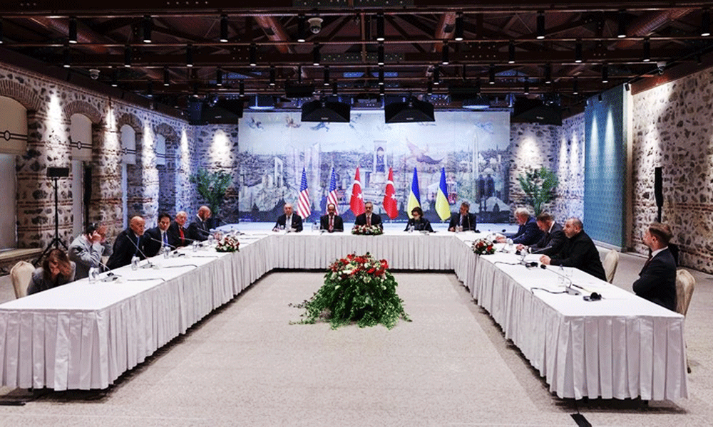 Phái đoàn Nga và Ukraine ngồi đối diện nhau trong cuộc đàm phán tại Istanbul, Thổ Nhĩ Kỳ ngày 16/5.