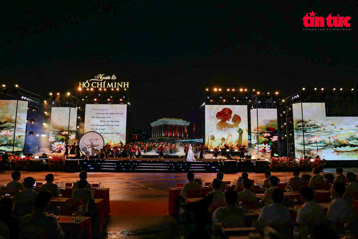 Với thời lượng 85 phút, chương trình được dàn dựng công phu với ba trường đoạn chính, khắc họa hình ảnh bác Hồ gần gũi, giản dị mà sâu sắc.