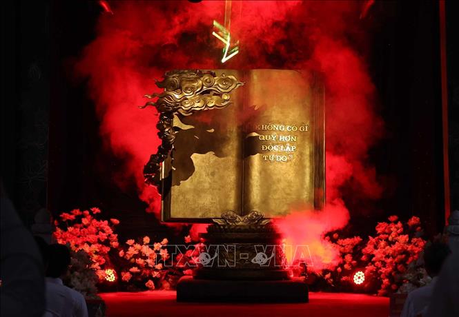 Tác phẩm điêu khắc ánh sáng “Việt Nam - những trang sử vàng” ”của Tổng Bí thư Tô Lâm trao tặng Đảng bộ, chính quyền và nhân dân tỉnh Nghệ An, ngày 15/5/2025. Ảnh: Thống Nhất/TTXVN