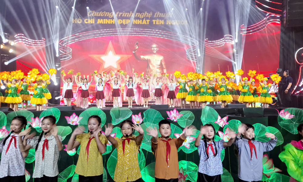 Ca khúc “Như có Bác trong ngày đại thắng” khép lại chương trình.