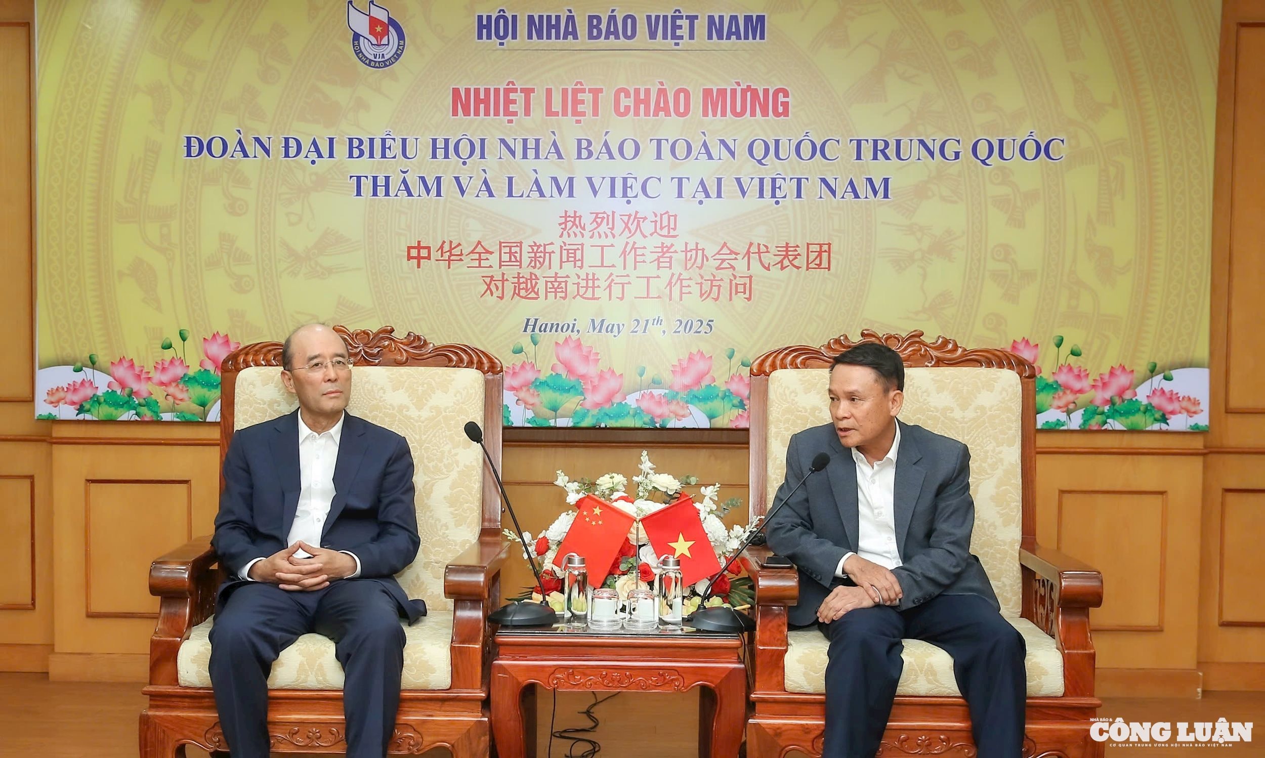 Phó Chủ tịch Thường trực Hội Nhà báo Việt Nam Nguyễn Đức Lợi và Phó Chủ tịch Thường trực Hội Nhà báo toàn quốc Trung Quốc Lưu Tư Dương trao đổi tại buổi tọa đàm