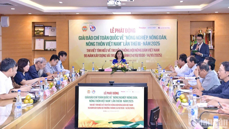 Phó Chủ tịch Hội Nông dân Việt Nam Bùi Thị Thơm chủ trì Lễ phát động Giải báo chí toàn quốc về 