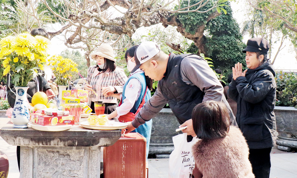 Người dân thắp hương, công đức tại chùa Vĩnh Nghiêm (thành phố Bắc Giang).