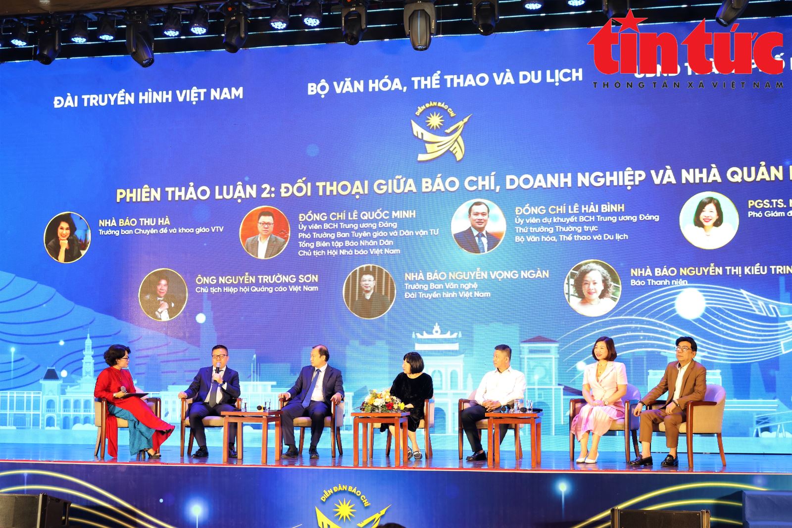 Đối thoại giữa báo chí, doanh nghiệp và nhà quản lý trong việc thúc đẩy phát triển các ngành công nghiệp văn hóa.