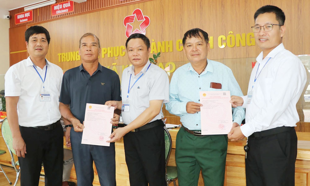 Lãnh đạo xã Kiên Lao trả kết quả giải quyết thủ tục cấp Giấy chứng nhận quyền sử dụng đất cho người dân.