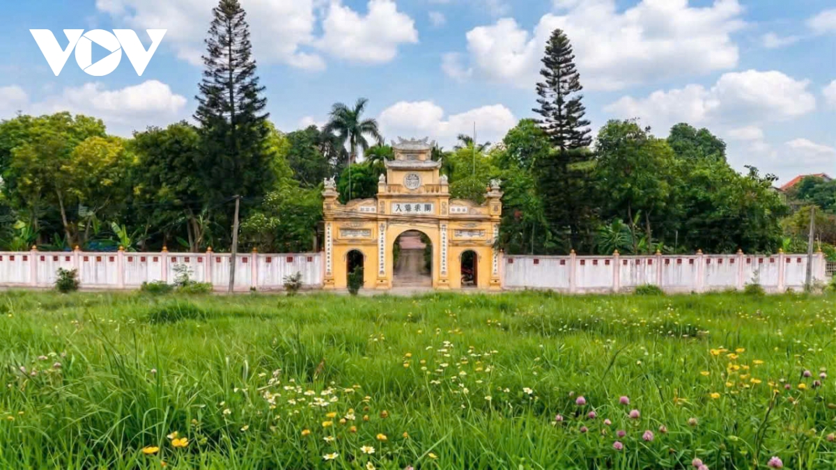 Giữa sắc xanh của cỏ cây và những đóa hoa dại, Chùa Tổ hiện lên như một gạch nối nhẹ nhàng giữa cõi thực và cõi thiền. Sự tĩnh mịch bao trùm lấy không gian, nơi dòng thời gian như ngừng lại để bảo giữ những giá trị nguyên bản của vùng đất khởi nguồn đạo pháp.
