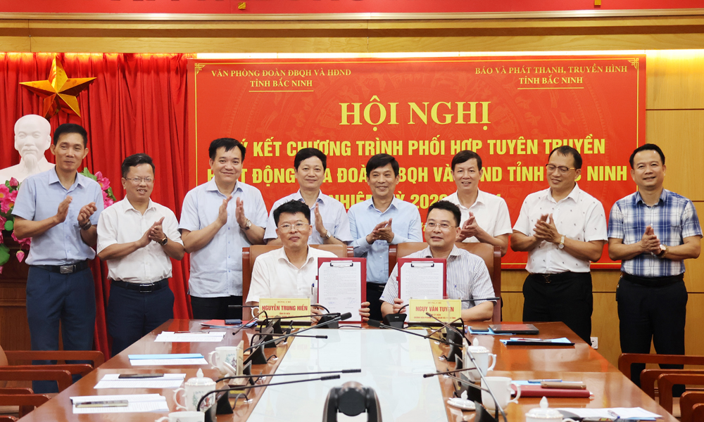 
Lãnh đạo Văn phòng Đoàn đại biểu Quốc hội và HĐND tỉnh, Báo và Phát thanh, Truyền hình Bắc Ninh ký kết Chương trình phối hợp tuyên truyền.