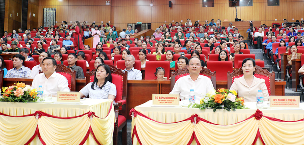 Đại biểu và Nhân dân thưởng thức chương trình nghệ thuật chào mừng thành công Đại hội đại biểu toàn quốc MTTQ Việt Nam lần thứ XI.
