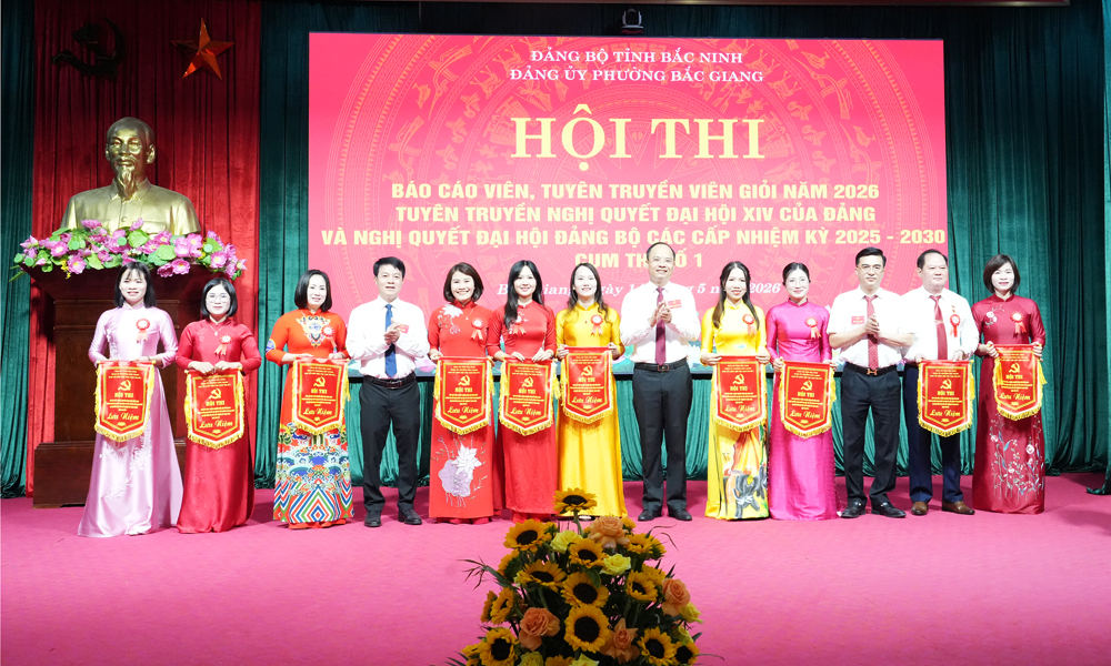 Lãnh đạo Đảng ủy các xã, phường trao cờ lưu niệm cho 10 thí sinh dự thi.