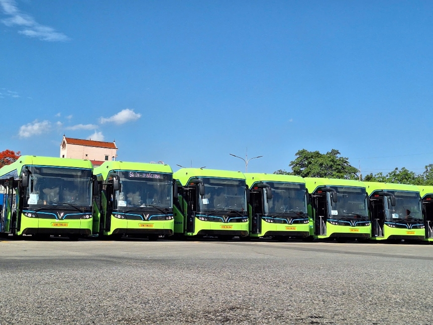 Phương tiện xe buýt điện vận hành trên tuyến xe buýt số 54 (Long Biên - Bắc Ninh).