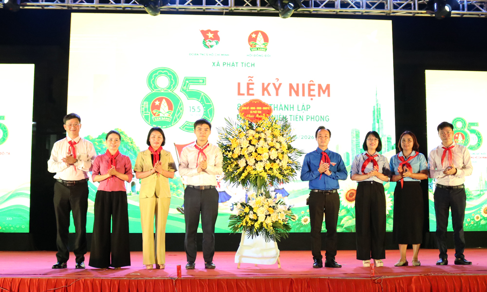 Lãnh đạo xã Phật Tích tặng hoa chúc mừng kỷ niệm 85 năm thành lập Đội Thiếu niên tiền phong Hồ Chí Minh.
