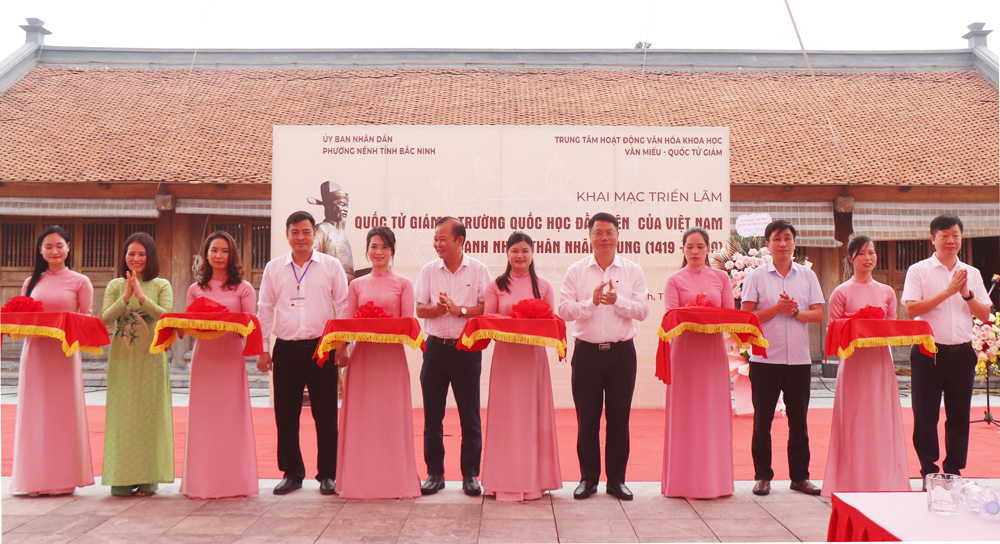 Các đại biểu cắt băng khai mạc Triển lãm “Quốc Tử Giám - Trường quốc học đầu tiên của Việt Nam và danh nhân Thân Nhân Trung