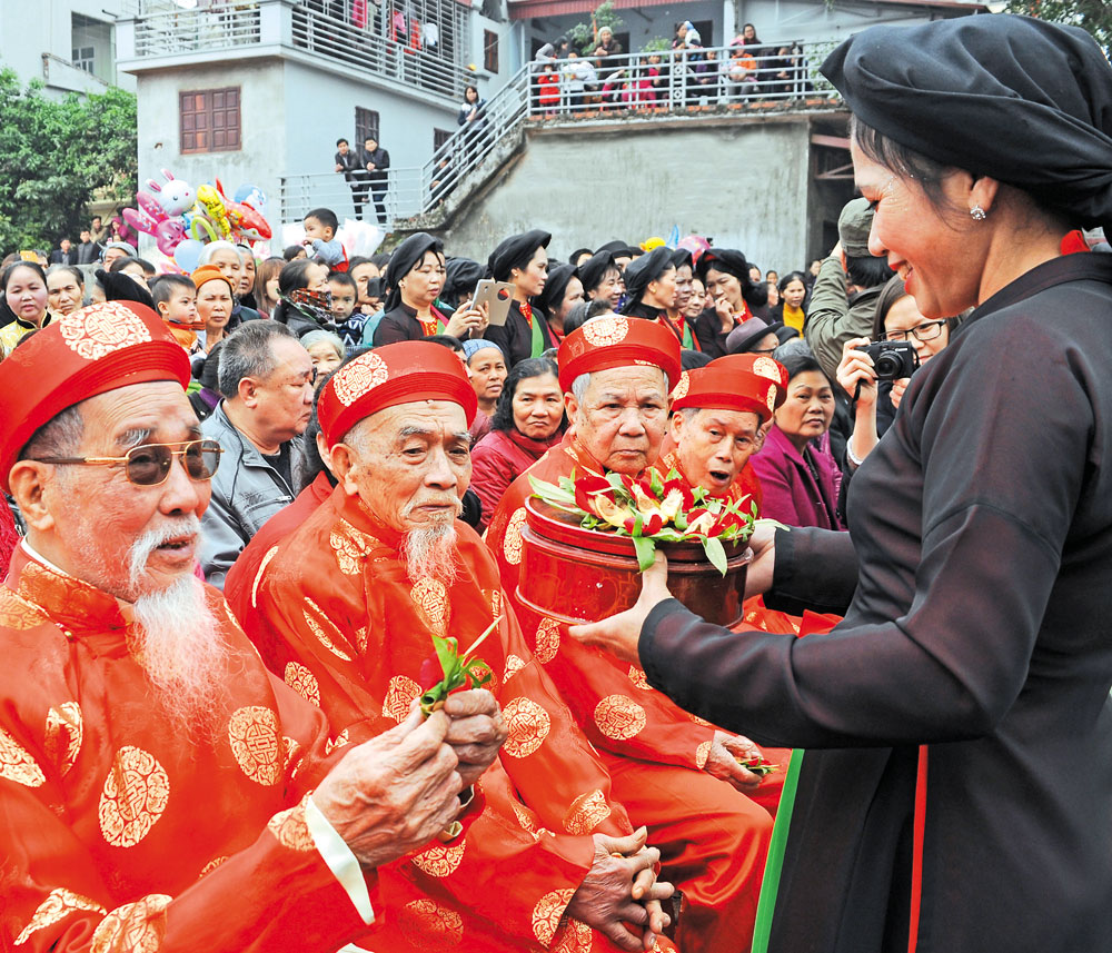 Liền chị quan họ mời trầu trong ngày hội.