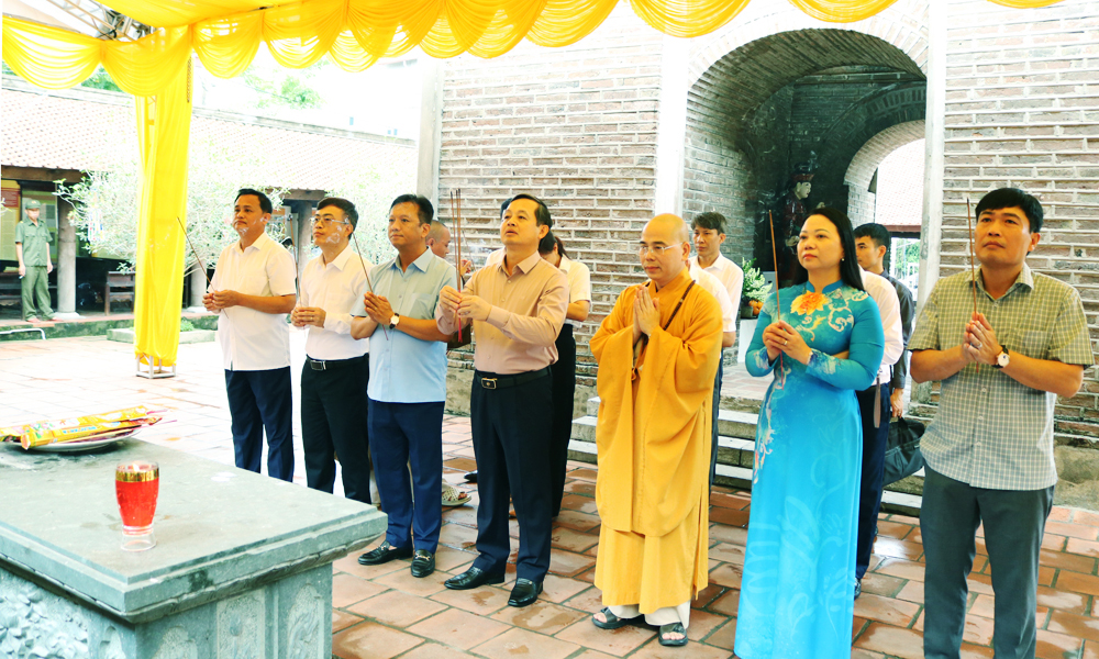 Nhân Đại lễ Phật đản, Chủ tịch UBND tỉnh Phạm Hoàng Sơn cùng các đại biểu dâng hương tại chùa Dâu.
