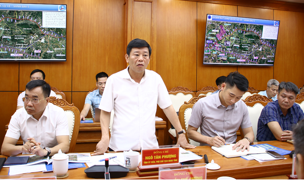 Đồng chí Ngô Tân Phượng, Phó Chủ tịch UBND tỉnh phát biểu tại buổi làm việc với Tổng công ty Đầu tư phát triển đường cao tốc Việt Nam.