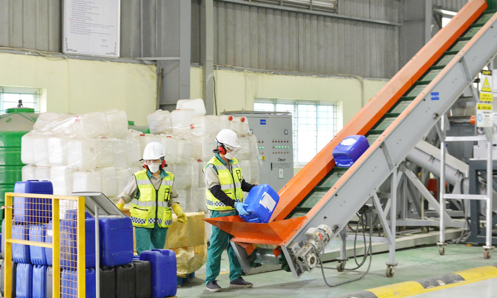 Phân loại rác thải công nghiệp tại Nhà máy điện rác Ngôi Sao Xanh (xã Phù Lãng).