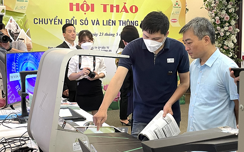 Trải nghiệm giải pháp số hóa thư viện tại hội thảo “Chuyển đổi số và liên thông thư viện”.