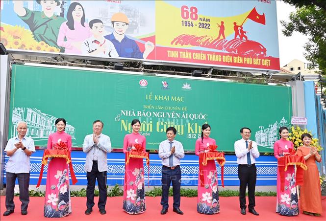 Các đại biểu cắt băng khai mạc Triển lãm.