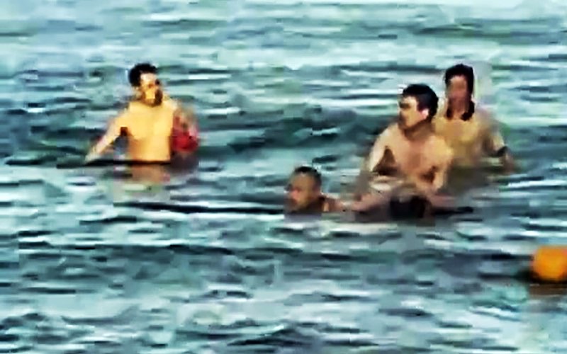 Hình ảnh Trung tá Quân nhân chuyên nghiệp Bùi Văn Nhiên cùng người dân cứu cháu bé bị đuối nước. (ẢNH: QĐND)