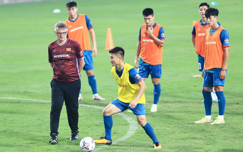 Huấn luyện viên Troussier theo dõi tiền vệ Quang Hải trở lại tập luyện cùng đội tuyển quốc gia. (Ảnh: VFF)