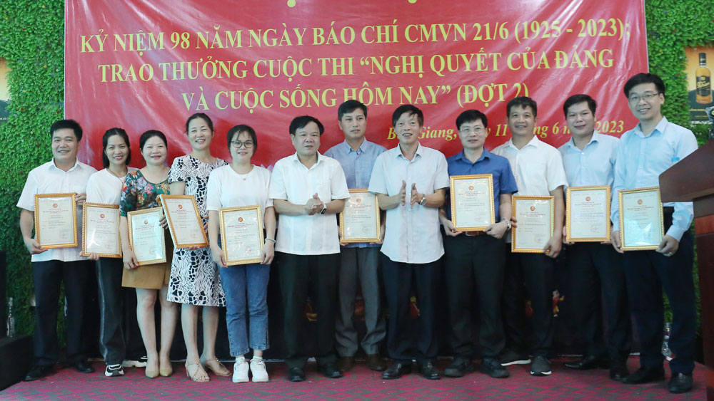 Ban tổ chức trao thưởng cho các tác giả có tác phẩm tiêu biểu. Ảnh: Ngọc Anh