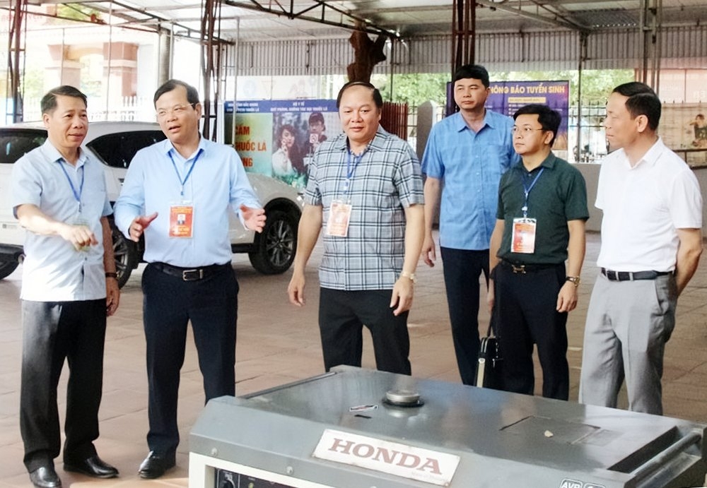 Đồng chí Phan Thế Tuấn kiểm tra công tác chuẩn bị cơ sở vật chất cho kỳ thi tuyển sinh vào lớp 10 tại Hội đồng coi thi Trung tâm Giáo dục nghề nghiệp - Giáo dục thường xuyên Lục Nam.