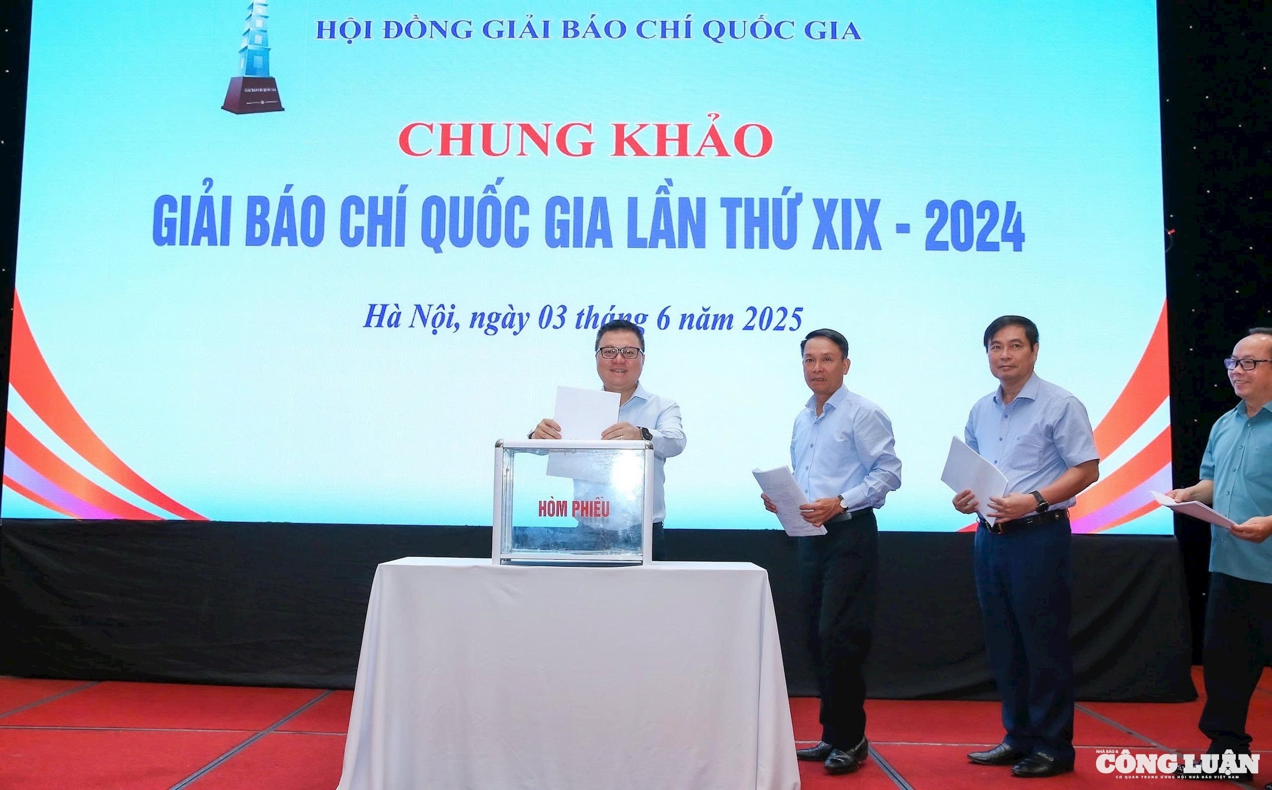 Ông Lê Quốc Minh, Chủ tịch Hội đồng Giải Báo chí Quốc gia cùng các thành viên bỏ phiếu lựa chọn các tác phẩm trao Giải Báo chí Quốc gia lần thứ XIX - năm 2024.