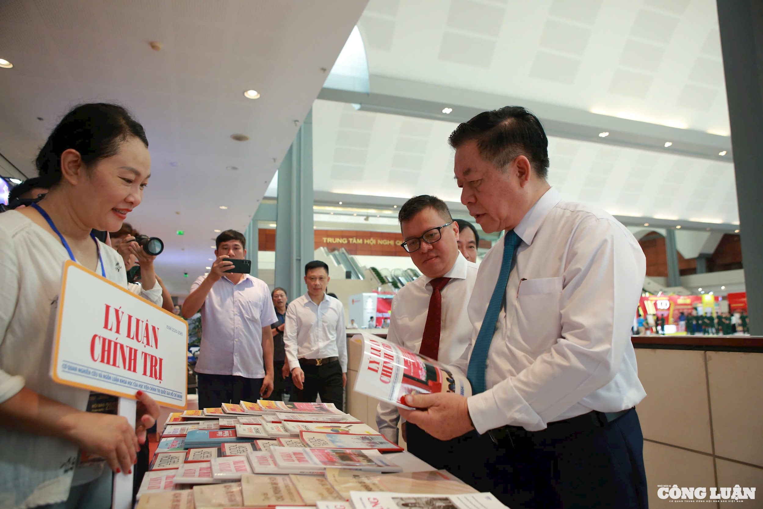 Trưởng ban Tuyên giáo và Dân vận Trung ương Nguyễn Trọng Nghĩa và Chủ tịch Hội Nhà báo Việt Nam Lê Quốc Minh thăm gian trưng bày của Tạp chí Lý luận chính trị