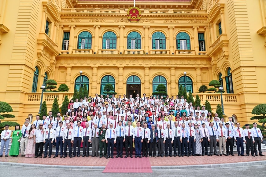 Chủ tịch nước Lương Cường và các đại biểu cùng các nhà báo, người làm báo tiêu biểu tại buổi gặp mặt, tuyên dương.