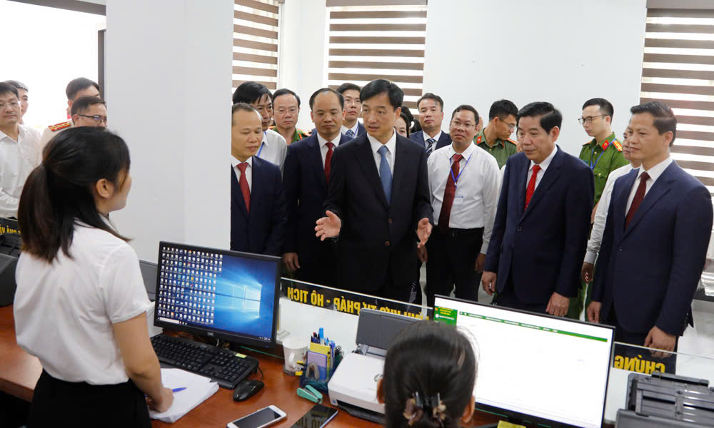 Đồng chí Nguyễn Duy Ngọc trò chuyện với công chức tại Trung tâm Phục vụ hành chính công.