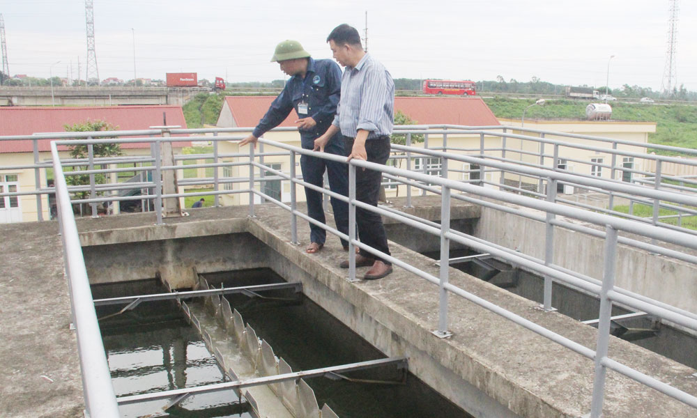 Cán bộ, công nhân Nhà máy nước Chờ kiểm tra hệ thống bể lọc.