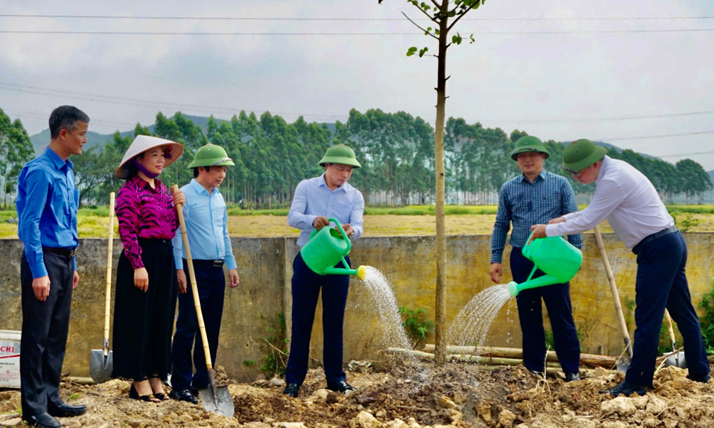 Các đồng chí lãnh đạo Tỉnh ủy, HĐND, UBND tỉnh, Ủy ban MTTQ, Hội Nông dân tỉnh trồng cây xanh tại lễ phát động.