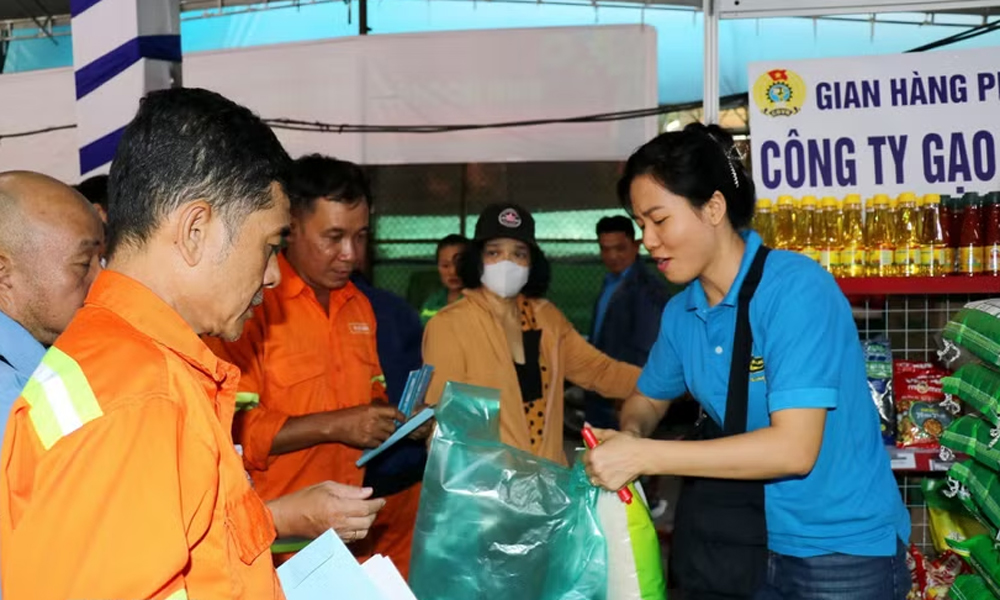 
Đông đảo công nhân lao động mua sắm Tết tại “Chợ Tết Công đoàn