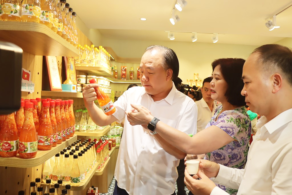 Ông Trần Hữu Linh, Cục trưởng Cục Quản lý và Phát triển thị trường trong nước tham quan gian hàng trưng bày, quảng bá vải thiều.
