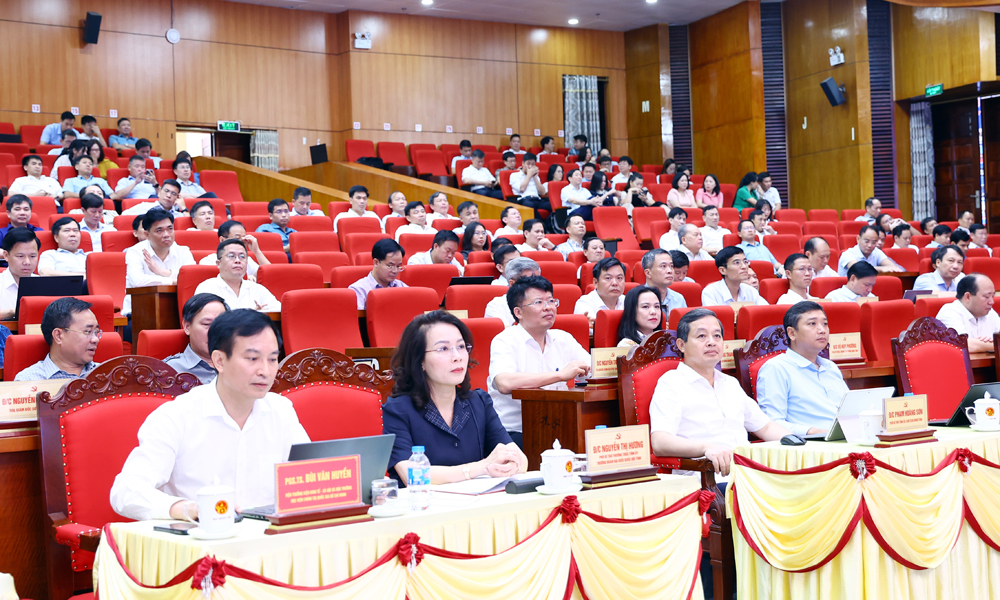 
Các đồng chí Thường trực Tỉnh ủy và báo cáo viên dự hội nghị.