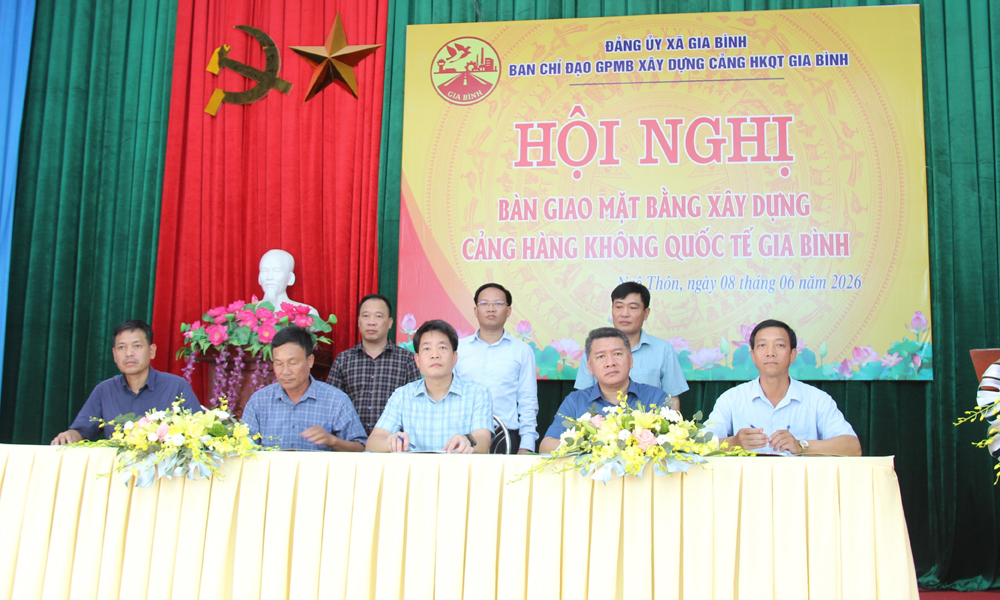 Phó Chủ tịch UBND tỉnh Phạm Văn Thịnh chứng kiến việc bàn giao mặt bằng của thôn Ngô Thôn.
