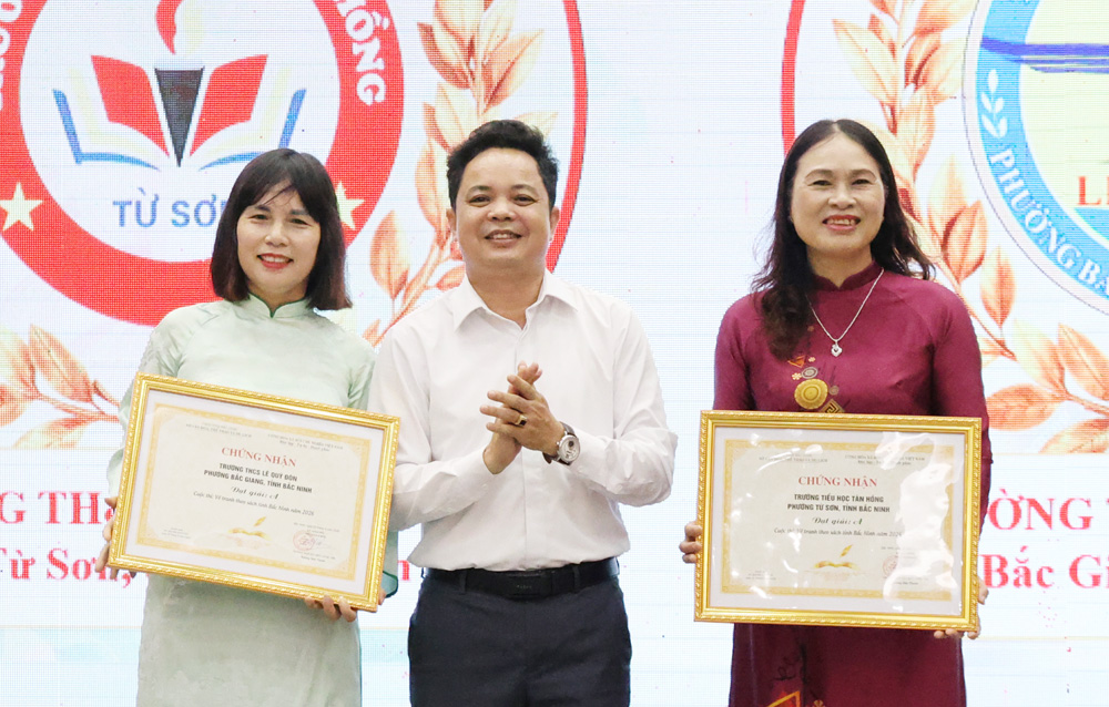 Đại diện lãnh đạo Sở Văn hóa, Thể thao và Du lịch  trao 2 giải A tập thể tại Cuộc thi vẽ tranh theo sách tỉnh Bắc Ninh năm 2026.