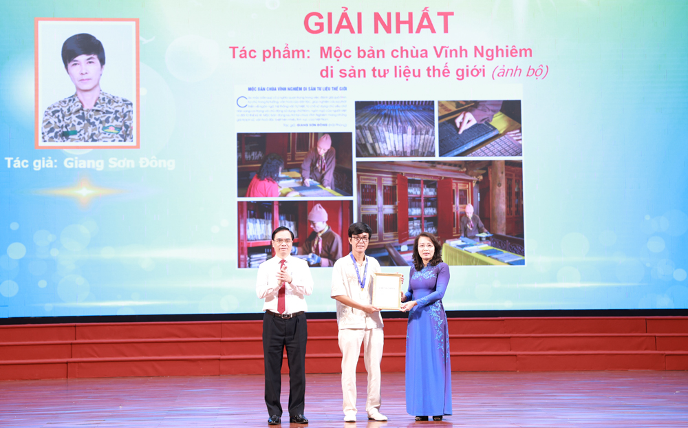 Các đồng chí: Nguyễn Thị Hương, Dương Trung Ý trao giải cho tác giả Giang Sơn Đông với tác phẩm xuất sắc giành giải Nhất của cuộc thi.