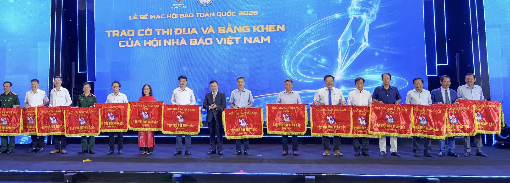 Đồng chí Trịnh Văn Ánh, Ủy viên BCH Hội Nhà báo Việt Nam, Chủ tịch Hội Nhà báo tỉnh Bắc Ninh (đứng thứ 3 từ bên phải sang) nhận Cờ thi đua tập thể Hội xuất sắc năm 2025.