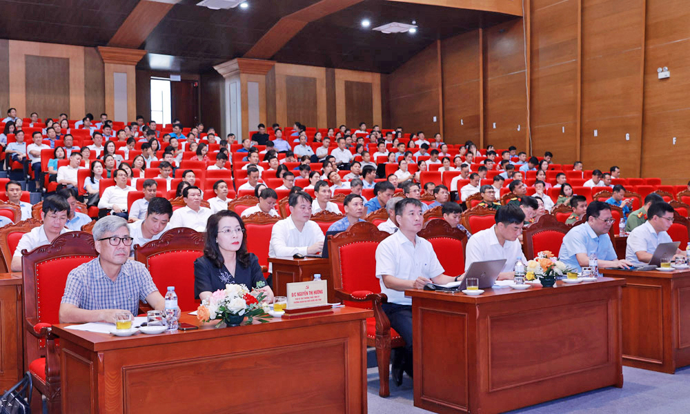 Đồng chí Nguyễn Thị Hương dự và chủ trì điểm cầu tỉnh Bắc Ninh.