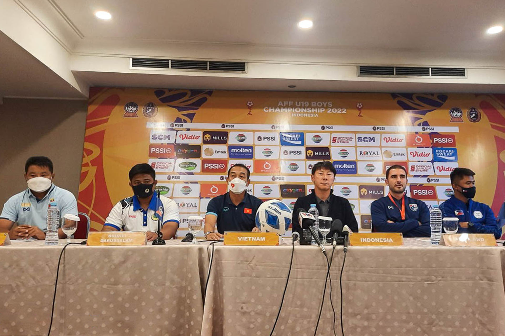 Lần lượt các HLV của đội tuyển U19 Myanmar, Brunei, Việt Nam, Indonesia, Thái Lan và Philippines tại buổi họp báo bảng A. (Ảnh: VFF)