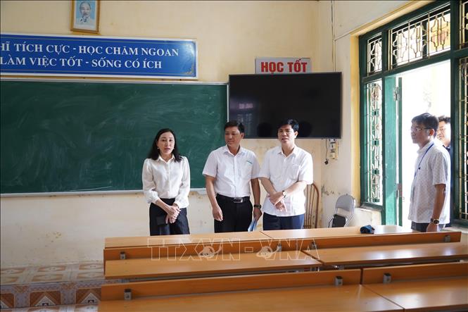 Phó Bí thư Thường trực Tỉnh ủy Hà Nam Đinh Thị Lụa kiểm tra các điều kiện về cơ sở vật chất tại các phòng thi ở điểm thi Trường THPT B Duy Tiên. Ảnh: Đại Nghĩa/TTXVN
