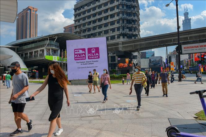 Người dân đeo khẩu trang phòng lây nhiễm COVID-19 tại Kuala Lumpur, Malaysia. Ảnh tư liệu: THX/TTXVN